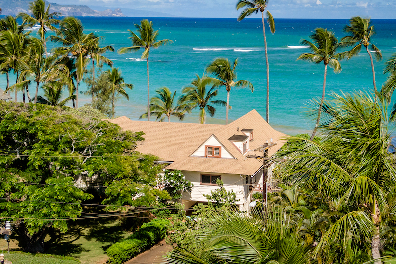 Situated on Coconut Cove, there are wind and water sports accessible from the backyard. 